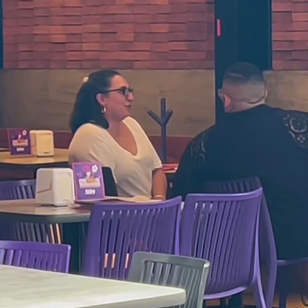 Comensales en un restaurante de la CDMX con poca afluencia de clientes.
